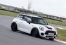 Mini John Cooper Works Challenge myslí vážně jak ježdění, tak bohužel i cenu