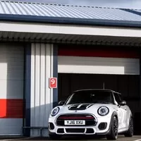 Mini John Cooper Works Challenge myslí vážně jak ježdění, tak bohužel i cenu
