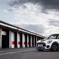 Mini John Cooper Works Challenge myslí vážně jak ježdění, tak bohužel i cenu
