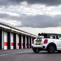 Mini John Cooper Works Challenge myslí vážně jak ježdění, tak bohužel i cenu