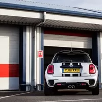 Mini John Cooper Works Challenge myslí vážně jak ježdění, tak bohužel i cenu