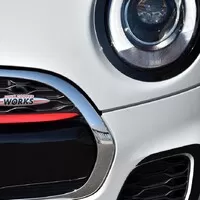Mini John Cooper Works Challenge myslí vážně jak ježdění, tak bohužel i cenu