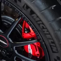 Mini John Cooper Works Challenge myslí vážně jak ježdění, tak bohužel i cenu
