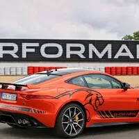 Jaguar F-Type SVR vás za úplatu povozí na Nordschleife