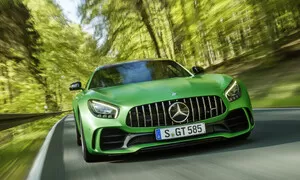 Mercedes-AMG GT R přináší více síly a méně hmotnosti