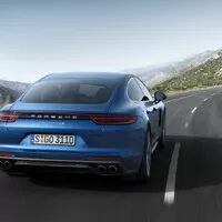 Nová Panamera je větší, hezčí a má dvě turba pro každého