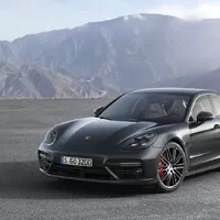 Nová Panamera je větší, hezčí a má dvě turba pro každého