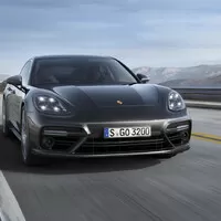 Nová Panamera je větší, hezčí a má dvě turba pro každého
