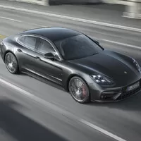 Nová Panamera je větší, hezčí a má dvě turba pro každého