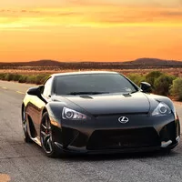 10 sériových aut s nejtočivějšími motory