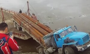 Novinky: Potopení ruského náklaďáku je velmi veselá a velmi ruská nehoda