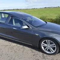 Holandská společnost nabízí funebráckou Teslu