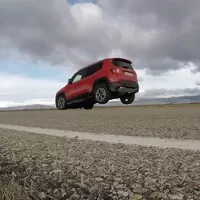 Jeep Renegade se při nouzovém brždění umí stavět na přední kola