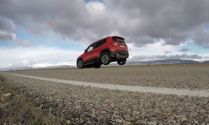 Novinky: Jeep Renegade se při nouzovém brždění umí stavět na přední kola