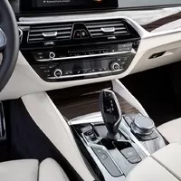 Nová pětka od BMW je větší a lehčí