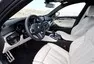 Nová pětka od BMW je větší a lehčí