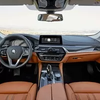 Nová pětka od BMW je větší a lehčí