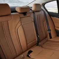 Nová pětka od BMW je větší a lehčí
