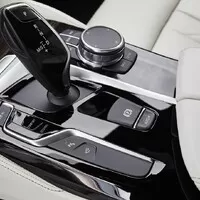 Nová pětka od BMW je větší a lehčí