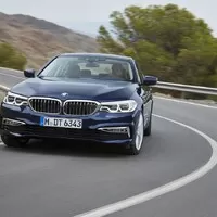 Nová pětka od BMW je větší a lehčí