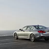 Nová pětka od BMW je větší a lehčí