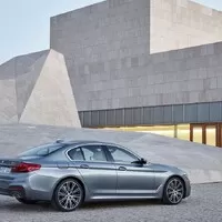 Nová pětka od BMW je větší a lehčí
