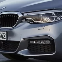 Nová pětka od BMW je větší a lehčí