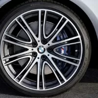 Nová pětka od BMW je větší a lehčí