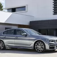 Nová pětka od BMW je větší a lehčí