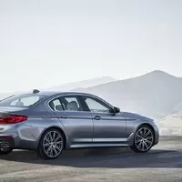 Nová pětka od BMW je větší a lehčí