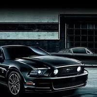Mustang na černo