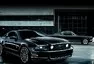 Mustang na černo
