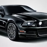 Mustang na černo