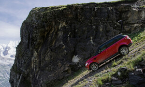 Novinky: Auto pokořilo nejšílenější lyžařský sjezd na světě