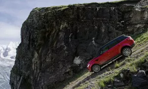 Novinky: Auto pokořilo nejšílenější lyžařský sjezd na světě