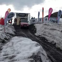 Auto pokořilo nejšílenější lyžařský sjezd na světě