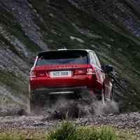 Auto pokořilo nejšílenější lyžařský sjezd na světě
