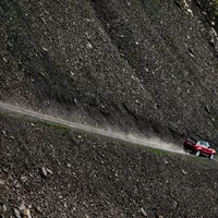 Auto pokořilo nejšílenější lyžařský sjezd na světě