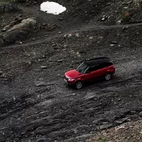 Auto pokořilo nejšílenější lyžařský sjezd na světě