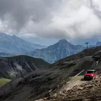 Auto pokořilo nejšílenější lyžařský sjezd na světě