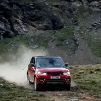 Auto pokořilo nejšílenější lyžařský sjezd na světě