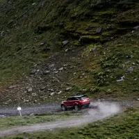 Auto pokořilo nejšílenější lyžařský sjezd na světě