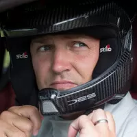 Auto pokořilo nejšílenější lyžařský sjezd na světě