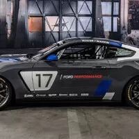 Okřídlený Mustang GT4 je závoďák, který nutně potřebujeme