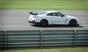 GT-R Nismo přináší na český trh hromadu karbonu