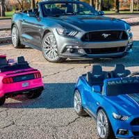 Dětský Mustang od Power Wheels má kontrolu trakce a velký reprák