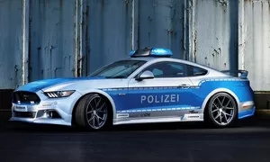 Novinky: Vyladěný policejní Mustang se vydá šířit osvětu