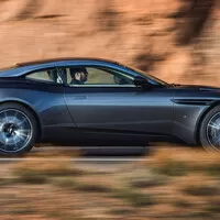 Aston Martin DB11: Bez křídla a přece s přítlakem