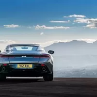 Aston Martin DB11: Bez křídla a přece s přítlakem