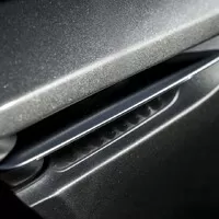 Aston Martin DB11: Bez křídla a přece s přítlakem
